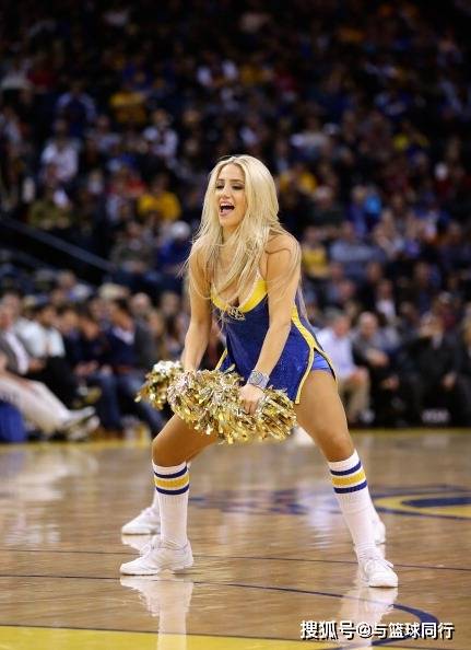 B体育体育课程-篮球明星在季后赛中啦啦队助威，球迷狂热