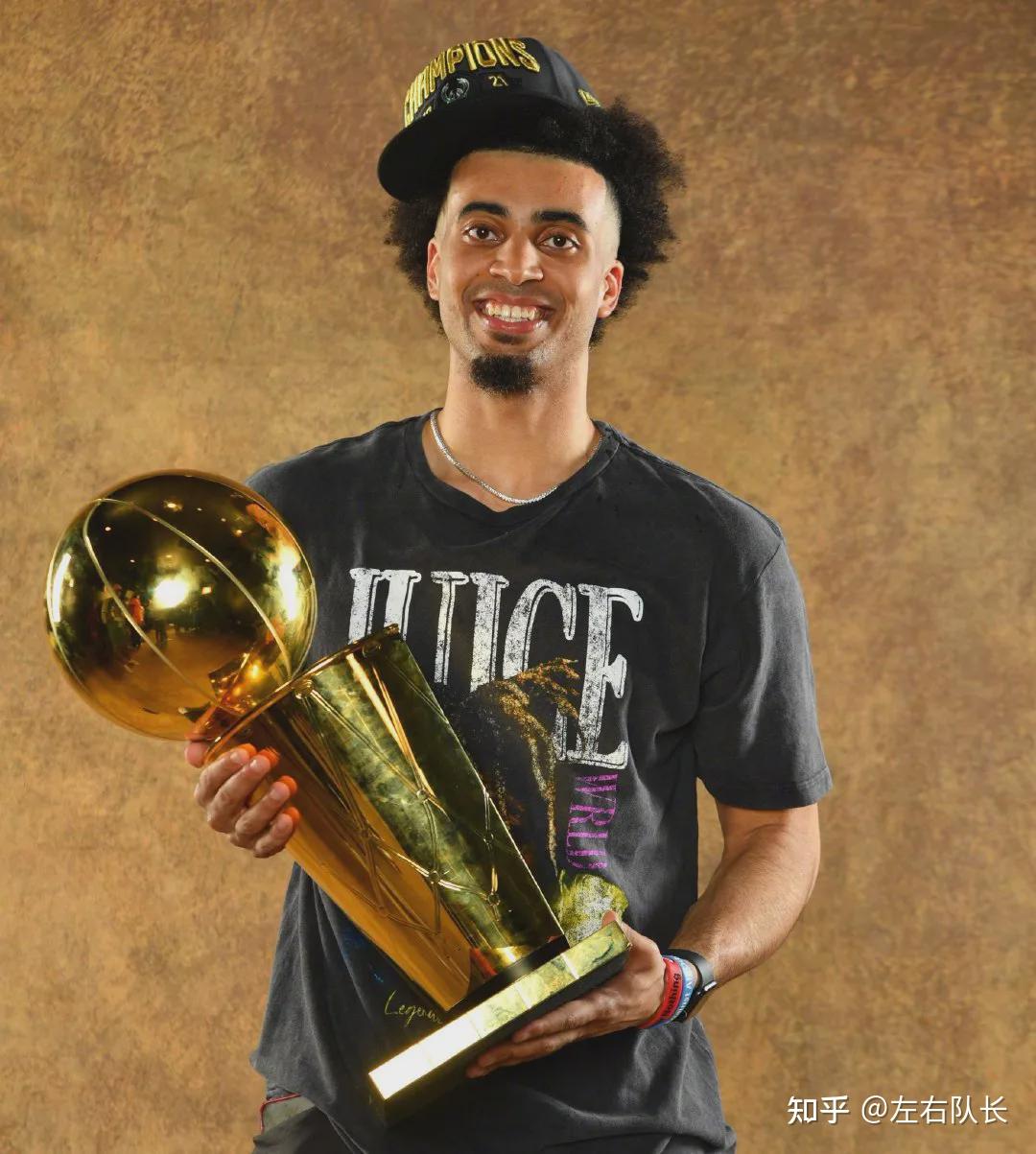 雄鹿队队长领衔夺冠行列,取得优异成绩的简单介绍 雄鹿队队长领衔夺冠行列,取得优异成绩的简单介绍