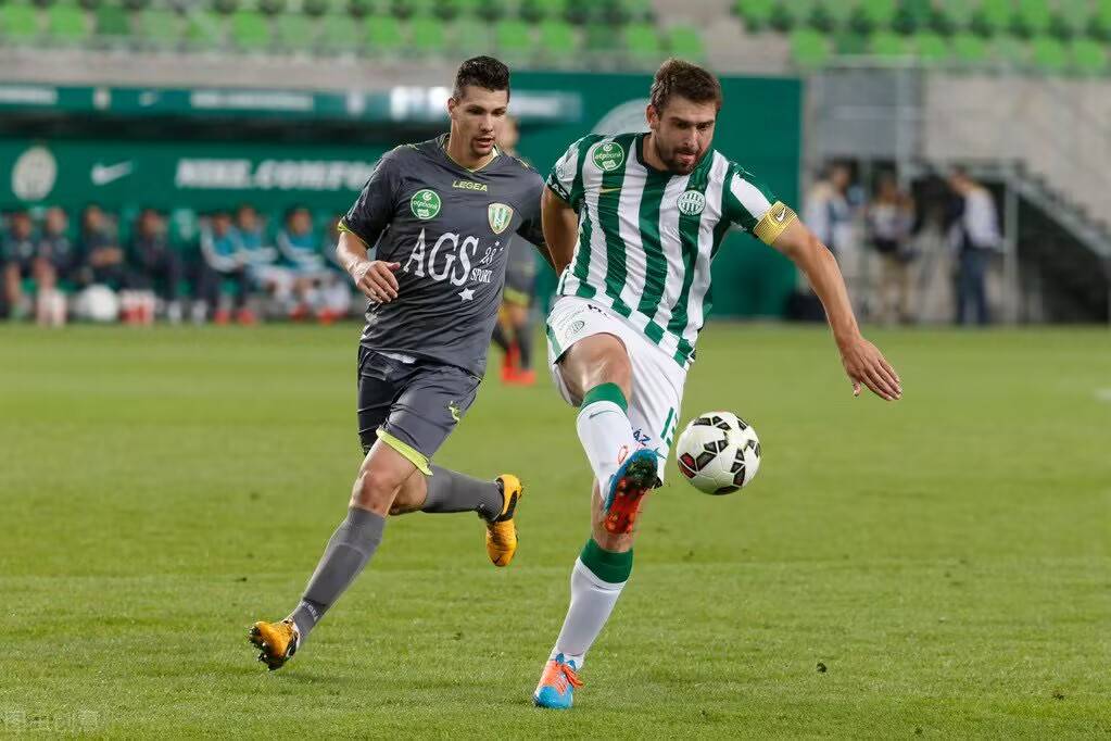 塞维利亚大胜巴伦西亚，反超对手