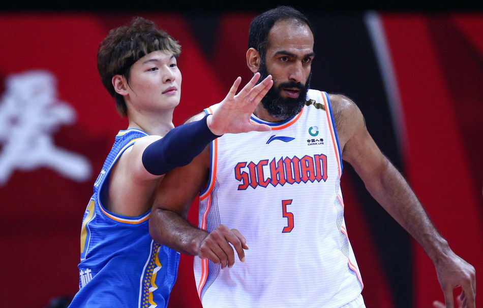 关于广东男篮客场失利，深圳队继续领跑积分榜的信息