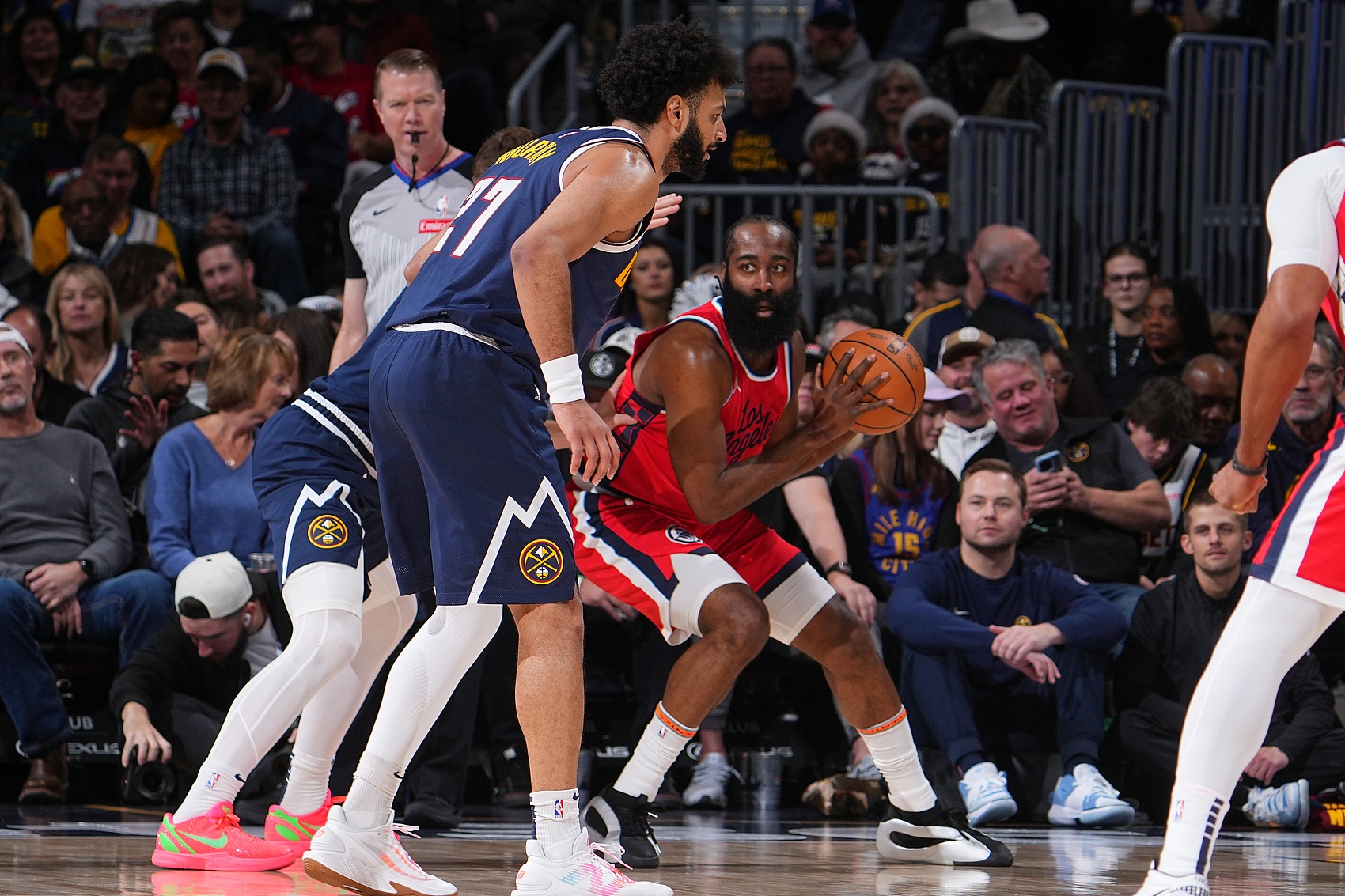 篮网遭遇连败,掘金取胜收官 篮网遭遇连败,掘金取胜收官