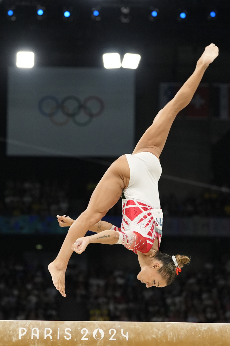 体操冠军独领风骚,舞动舞台呈现完美 体操冠军独领风骚,舞动舞台呈现完美
