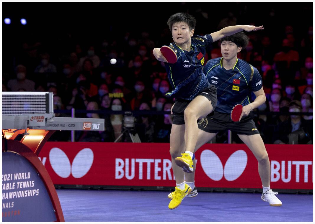 精彩对抗！两队球员展现出顽强拼搏精神