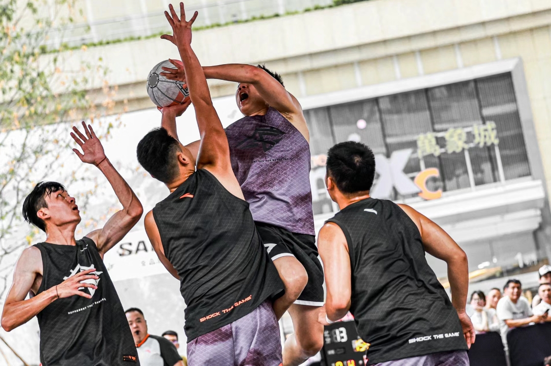 包含球场上的精彩瞬间，球队为了胜利争相角逐的词条